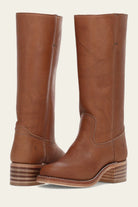 Braune Lederstiefel mit Blockabsatz, ideal für Damenmode. Hochwertiges Material, zeitloses Design, perfekt für Herbst- und Winteroutfits.