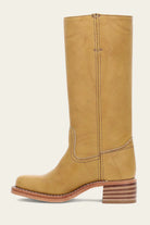 Gelber Lederstiefel mit Blockabsatz, kniehoch, ideal für Damenmode. Hochwertige Verarbeitung, robustes Design, perfekt für Herbst und Winter.