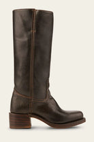 Damenstiefel aus braunem Leder, kniehoch mit Blockabsatz. Perfekt für Herbstmode, langlebig und stilvoll. Ideal für Western- und Casual-Looks.