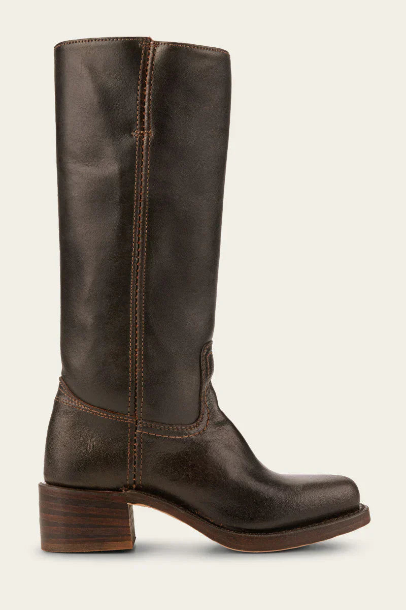 Damenstiefel aus braunem Leder, kniehoch mit Blockabsatz. Perfekt für Herbstmode, langlebig und stilvoll. Ideal für Western- und Casual-Looks.