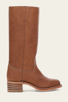 Brauner Lederstiefel mit mittelhohem Absatz, klassischem Design und Nahtdetails. Perfekt für Herbstmode, langlebig und stilvoll.