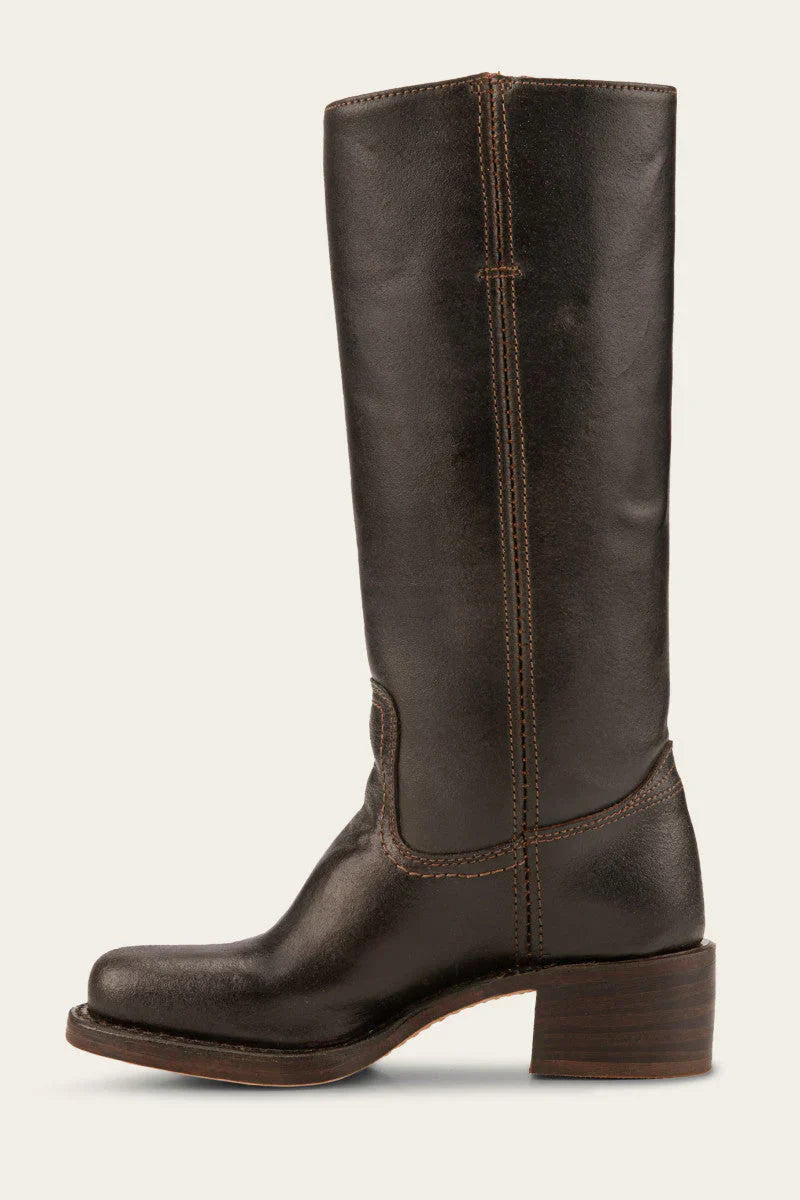 Brauner Lederstiefel mit Blockabsatz, kniehoch, ideal für Damenmode. Hochwertiges Material, langlebig und stilvoll. Perfekt für Herbst/Winter.