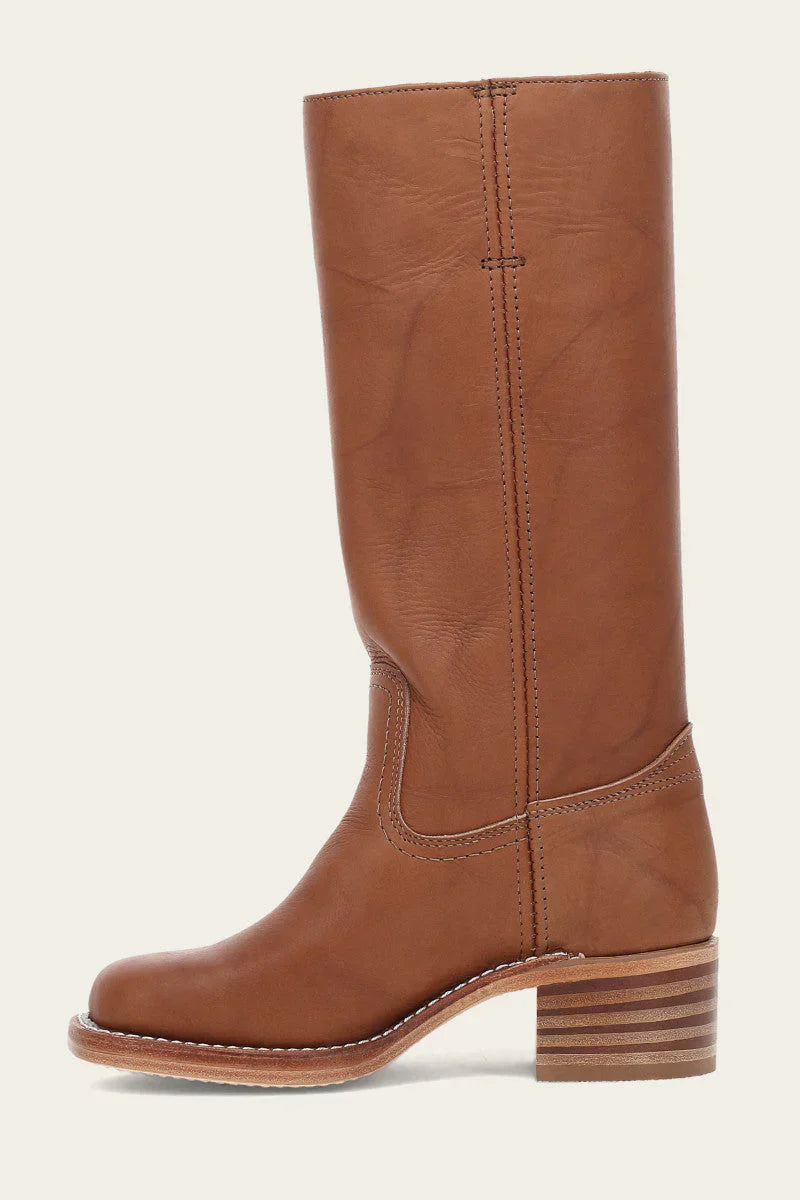 Damenstiefel aus braunem Leder mit Blockabsatz, knöchelhoch, ideal für Herbstmode. Hochwertige Verarbeitung, zeitloses Design, bequem.