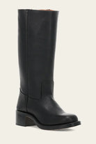 Schwarzer Lederstiefel, kniehoch, mit Blockabsatz. Perfekt für Herbstmode, langlebig und stilvoll. Ideal für Damen, die zeitlose Eleganz suchen.