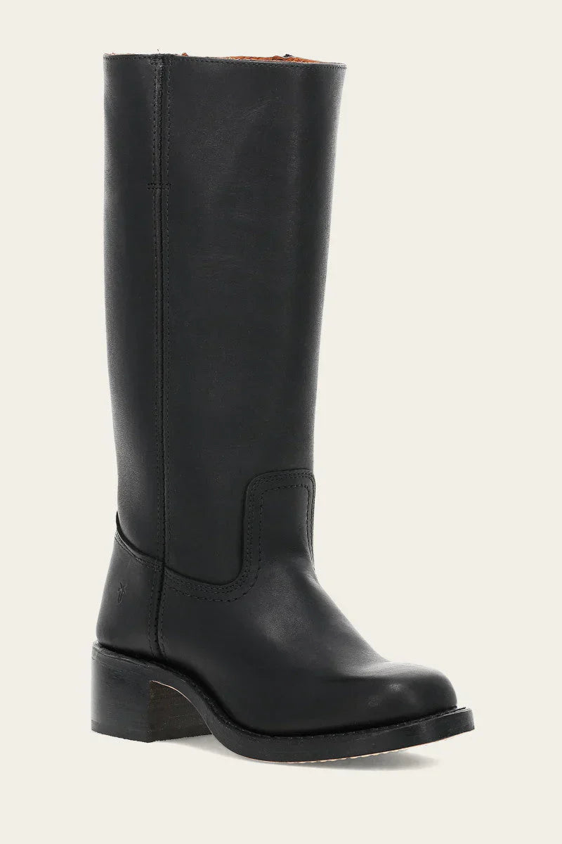 Schwarzer Lederstiefel, kniehoch, mit Blockabsatz. Perfekt für Herbstmode, langlebig und stilvoll. Ideal für Damen, die zeitlose Eleganz suchen.