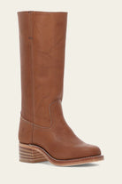 Brauner Lederstiefel mit mittlerem Absatz, ideal für Damenmode. Hochwertiges Material, langlebig und stilvoll. Perfekt für Herbst- und Wintertrends.