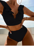 Schwarzer Bikini mit Rüschen, hoher Taille und V-Ausschnitt. Perfekt für Sommermode, Strandoutfits und stilvolle Bademode.