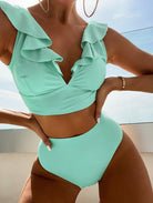 Damen-Bikini in Mintgrün mit Rüschen, hoher Taille und tiefem V-Ausschnitt. Perfekt für Sommermode und Strandtrends 2023.