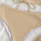 Beiger Bikini-Set mit hoher Taille, ideal für den Sommer. Modischer Badeanzug für Damen, perfekt für Strand und Pool. Hochwertige Bademode.