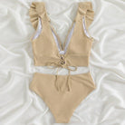 Beiger Bikini mit Rüschen und Schnürung, modisch und elegant. Perfekt für Strand und Pool. Hochwertige Bademode für Damen.