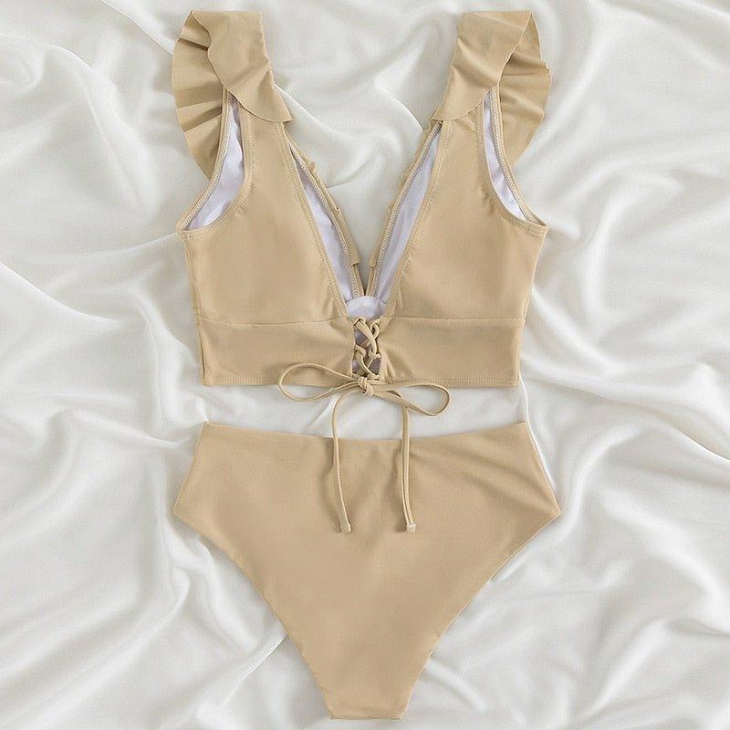 Beiger Bikini mit Rüschen und Schnürung, modisch und elegant. Perfekt für Strand und Pool. Hochwertige Bademode für Damen.