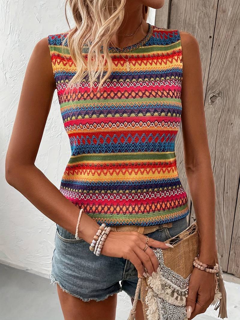 Buntes, ärmelloses Boho-Top mit Ethno-Muster, ideal für Sommermode. Perfekt kombiniert mit Jeansshorts und Accessoires für einen trendigen Look.