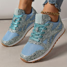 Glitzernde Damen-Sneaker in Blau mit Mesh-Einsätzen und Gummisohle. Modische Sportschuhe, ideal für Freizeit und Streetwear.