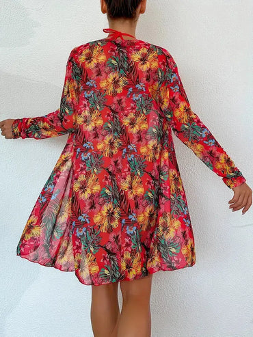 Farbintensives, geblümtes Sommerkleid in Rot mit langen Ärmeln. Perfekt für Strandmode und Freizeitkleidung. Leicht und luftig.