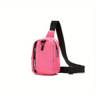 Kompakte pinke Umhängetasche mit schwarzem Riemen, Reißverschluss und stylischem Design. Perfekt für Reisen und Alltag.