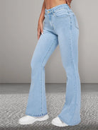 Damen-Schlagjeans in hellblauem Denim, hohe Taille, figurbetont, modisch, bequem, ideal für Freizeit und Alltag, trendige Damenmode.