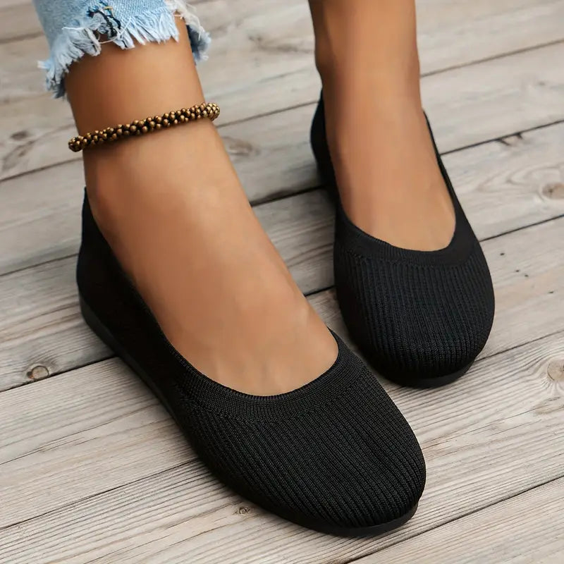 Schwarze Damen-Ballerinas aus Textil, bequem und stilvoll, ideal für Alltag und Büro. Perfekte Passform, rutschfeste Sohle, modisch und vielseitig.