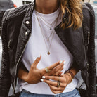 Elegante Damenjacke aus schwarzem Leder mit Reißverschluss, kombiniert mit weißem T-Shirt und modischen Accessoires. Perfekt für trendige Outfits.