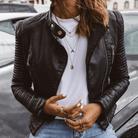 Elegante Damenlederjacke mit Reißverschluss, schwarzes Design, ideal für modische Outfits. Perfekt für Herbst und Frühling.