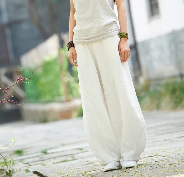 Mädchen in lockeren, weißen Hosen in Übergröße, ideal für Sommermode. Bequeme Passform, stilvoll und lässig für trendbewusste Jugendliche.