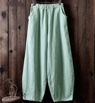 Grüne lockere Mädchenhose in Übergröße, aus Leinen, ideal für Sommermode. Bequeme Passform, elastischer Bund, stilvoll und lässig.