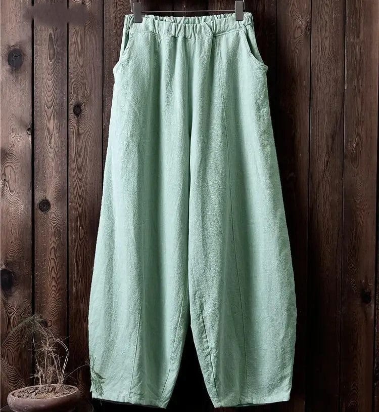 Grüne lockere Mädchenhose in Übergröße, aus Leinen, ideal für Sommermode. Bequeme Passform, elastischer Bund, stilvoll und lässig.