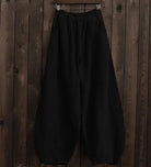 Schwarze, lockere Übergrößen-Hose für Mädchen, ideal für modische Outfits. Bequeme Passform, vielseitig kombinierbar, trendige NewBerlin-Mode.