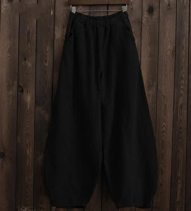 Schwarze, lockere Übergrößen-Hose für Mädchen, ideal für modische Outfits. Bequeme Passform, vielseitig kombinierbar, trendige NewBerlin-Mode.