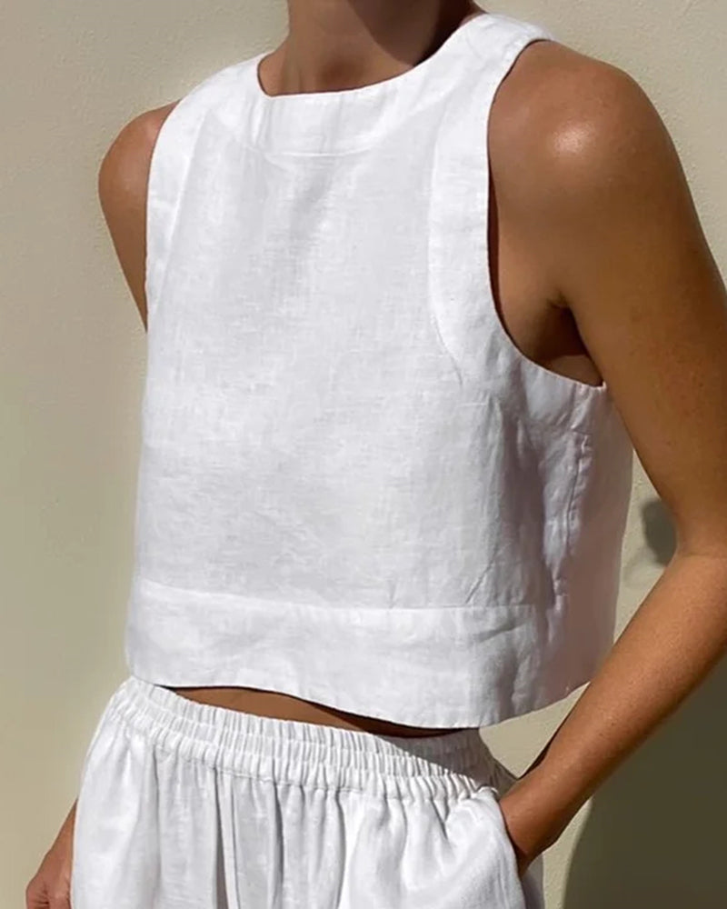 Ärmelloses weißes Leinen-Top für Damen, ideal für Sommermode. Leicht, atmungsaktiv, perfekt für lässige Outfits und heiße Tage.