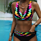 Farbiger Bikini mit geometrischem Muster, ideal für den Sommer am Pool. Modisches Design, perfekte Passform, trendige Bademode für Damen.