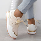 Damen-Sneaker in Beige mit goldenen Akzenten, gestepptem Design und weißer Sohle. Modische Freizeitschuhe, ideal für trendige Outfits.