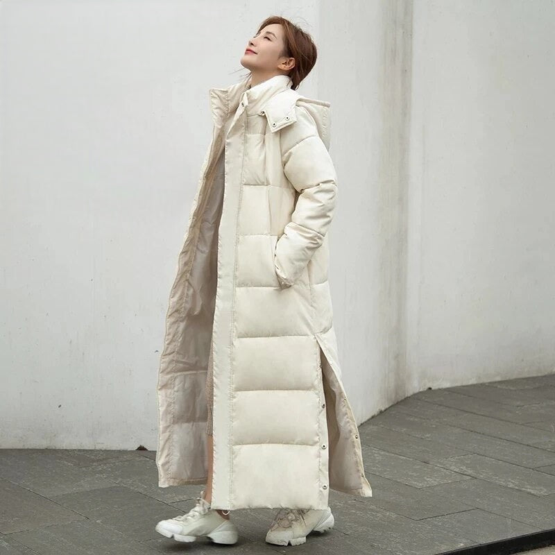 Damen Wintermantel lang, weiß, Daunenjacke, warm, modisch, elegant, Outdoor, stilvoll, bequem, hochwertig, Wintermode, trendig.
