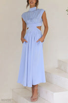 Elegantes, blaues Maxikleid mit elastischem Stoff, ärmellos und mit Cut-Out-Details. Perfekt für Sommermode und stilvolle Anlässe.