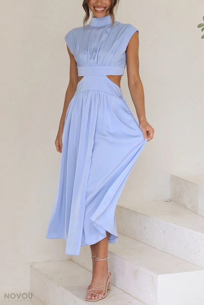 Elegantes, elastisches Kleid in Hellblau mit Cut-Out-Details, ärmellos und knöchellang. Perfekt für Sommermode und stilvolle Anlässe.