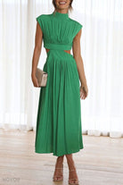 Grünes, elastisches Kleid mit Cut-Outs, ärmellos, knielang. Perfekt für Sommermode, elegante Anlässe, stilvolle Damenbekleidung.