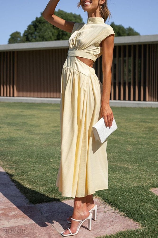 Elegantes gelbes Maxikleid mit Cut-Outs, ärmellos, ideal für Sommermode. Perfekt kombiniert mit weißen High Heels und Clutch.