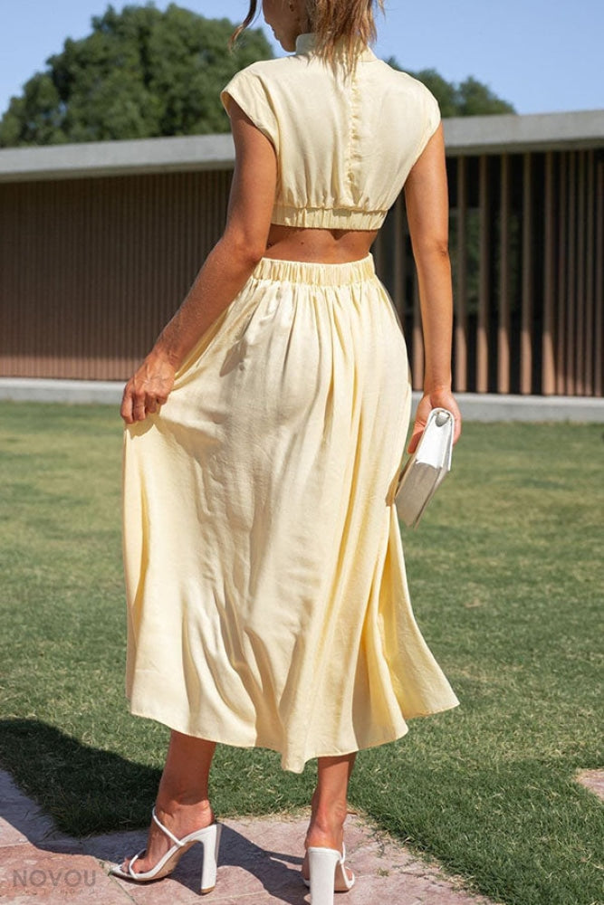 Damen-Sommerkleid in Gelb, elastisch und bequem, ideal für Freizeit und Urlaub. Perfekt kombiniert mit weißen Sandalen und Clutch.