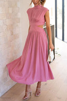 Elegantes, rosa Maxikleid mit Cut-Outs, ärmellos, aus elastischem Material. Perfekt für Sommermode und stilvolle Anlässe.