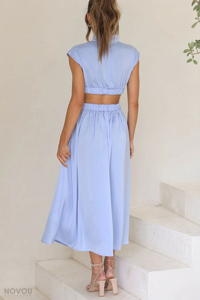 Damen Sommerkleid in Hellblau, ärmellos, elastisch, knielang. Perfekt für Freizeit und Strand. Modetrend 2023, bequem und stilvoll.