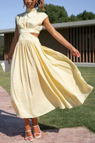 Elegantes gelbes Kleid mit Cut-Outs, ideal für Sommermode. Perfekt für Damen, die stilvolle und bequeme Kleidung suchen.