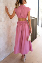 Damen Sommerkleid in Rosa, ärmellos, mit elastischer Taille und Rückenausschnitt. Perfekt für Freizeit und Strand. Elegante Mode für Frauen.