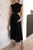 Elegantes schwarzes Kleid mit Cut-Outs, ärmellos, knielang, ideal für Sommermode. Perfekt für stilvolle Anlässe und trendige Outfits.
