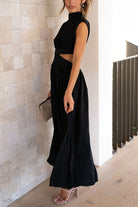 Elegantes schwarzes Maxikleid mit Cut-Out-Design, ärmellos und hochgeschlossen. Perfekt für Abendveranstaltungen und stilvolle Anlässe.