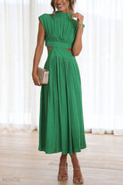Grünes, elastisches Kleid mit Cut-Outs, ärmellos, knielang. Perfekt für Sommermode, elegante Anlässe, stilvoll und bequem.