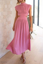 Elegantes, elastisches rosa Kleid mit Cut-Outs, ärmellos, ideal für Sommermode. Perfekt für stilvolle Anlässe und trendige Outfits.