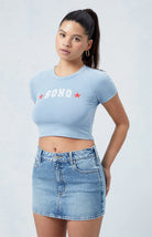 Damenmode: Jeansrock und blaues Crop-Top mit "SOHO"-Aufdruck. Trendige Freizeitkleidung, ideal für Sommer und Streetstyle-Looks.