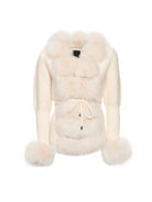 Cremefarbene Jacke mit Kunstfell, elegantes Design, warm und stilvoll, ideal für Wintermode, Damenbekleidung, modische Oberbekleidung.