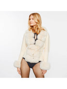 Damen-Cremejacke mit Kunstfellbesatz, stilvoll und elegant, ideal für Herbstmode. Perfekt kombinierbar mit Freizeit- und Abendgarderobe.