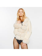 Cremefarbene Jacke mit Kunstfellbesatz, elegantes Design, ideal für Herbstmode. Hochwertige Damenbekleidung, stilvoll und warm.