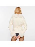 Damen-Cremejacke mit Kunstfellbesatz, elegantes Design, ideal für Herbstmode. Hochwertige Materialien, stilvoll und warm. Perfekt für kühle Tage.